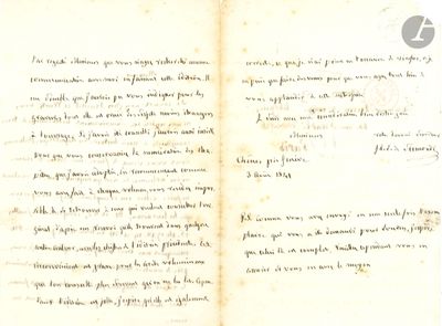 un vieux livre sur lequel on a écrit quelque chose, posé ouvert sur une table