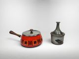 paire de pots en céramique rouges et noirs avec des anses en bois, sur fond blanc