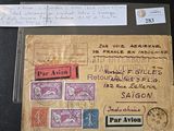 une vieille enveloppe avec des timbres et un bout de papier posés sur une table