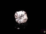 gros plan d'un diamant sur une surface noire