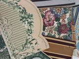 plusieurs morceaux de tissu sont étalés sur une table