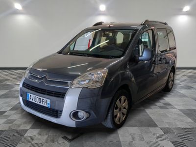 une camionnette Citroën garée dans un showroom au sol à carreaux