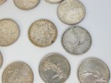 un lot de pièces de monnaie posées sur une table