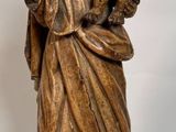 l'image d'une statue d'un homme tenant un enfant dans ses bras