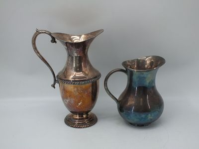 deux vases posés l'un à côté de l'autre sur une table