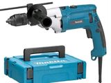 une perceuse bleue et une boîte à outils contenant un marteau