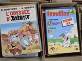 deux livres qui se trouvent dans une boîte posée par terre
