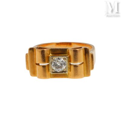 gros plan d'une bague en or avec un diamant au centre