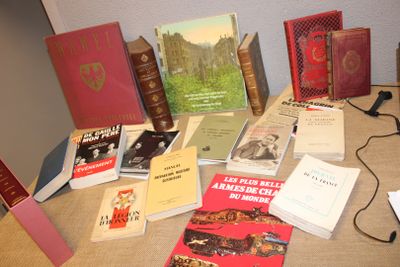 de nombreux livres posés sur une table