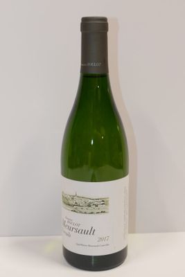 une bouteille de vin posée sur une table