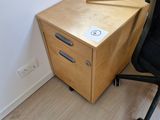 un bureau en bois avec une chaise noire à côté