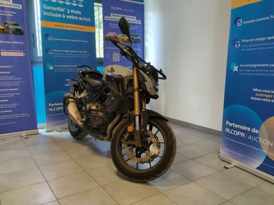 une moto garée dans un showroom