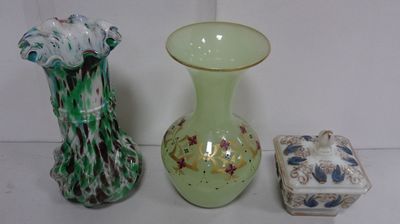 trois vases posés l'un à côté de l'autre sur une table