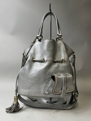 un sac à main argenté dont la poignée est ornée d'un pompon