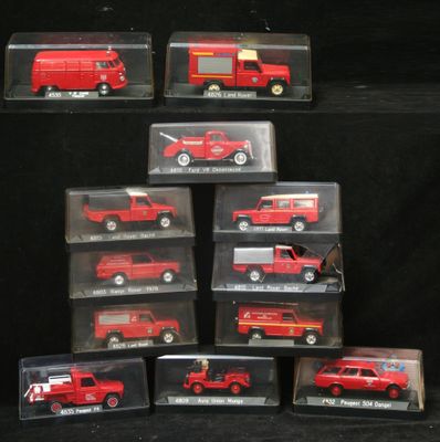 six camions de pompiers rouges dans des boîtes en plastique transparent sur fond noir