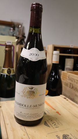 Une bouteille de Chambolle Musigny de 2000, bordeaux rouge