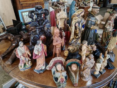 de nombreuses figurines posées sur une table dans une pièce