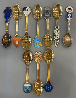 tout un tas de cuillères accrochées au mur