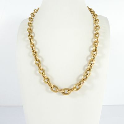 gros plan d'un collier à chaîne en or sur un mannequin