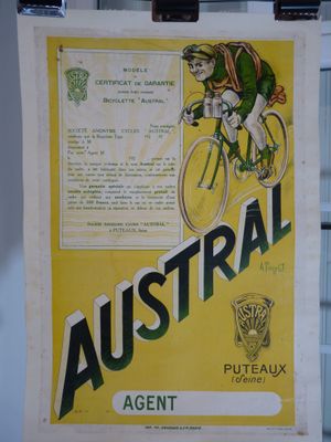 une affiche représentant un homme à vélo accrochée au mur