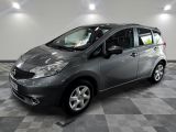 une photo d'une Nissan Versa grise garée dans un garage