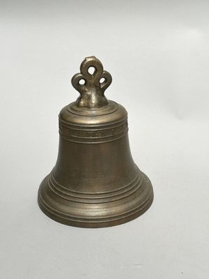 cloche en laiton sur fond blanc, avec un fond blanc