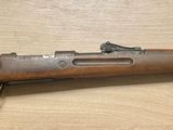 Un vieux fusil est posé sur une table en bois.