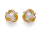 une paire de boucles d'oreilles en perles et diamants