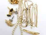 beaucoup de bijoux en or et en argent sur une surface blanche