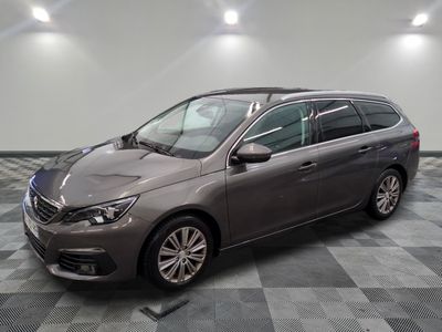 la photo d'une voiture grise garée dans un garage