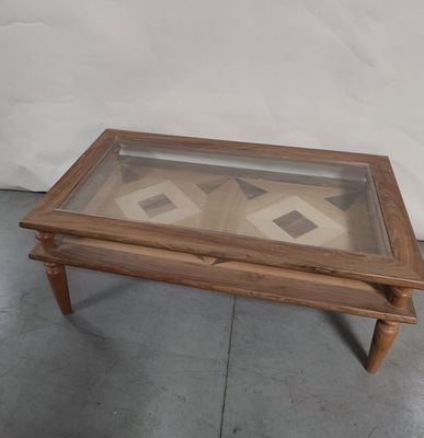 une image d'une table basse avec un plateau en verre