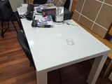une table blanche avec une chaise noire au milieu