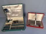 des couverts dans un étui contenant une cuillère et une fourchette