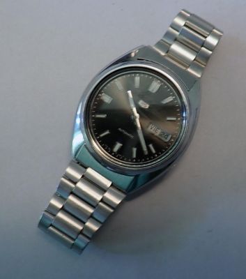 gros plan d'une montre sur une surface blanche