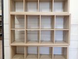 une bibliothèque en bois comportant de nombreuses étagères