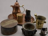 un grand nombre d'objets différents posés sur une table