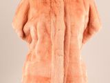 une veste en fourrure rose sur un mannequin, un mannequin, un mannequin, un mannequin, un mannequin, un mannequin, un mannequin, un mannequin, un mannequin, un mannequin, un mannequin, un mannequin, un mannequin, un mannequin, un mannequin, un mannequin, un mannequin, un mannequin, un mannequin, un mannequin, un mannequin, un mannequin, un mannequin, un mannequin, un mannequin, un mannequin, un mannequin, un mannequin, un mannequin, un mannequin, un mannequin, un mannequin