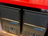 un comptoir rouge surmonté de deux bacs