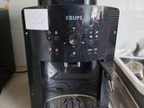 une cafetière noire posée sur le plan de travail d'une cuisine