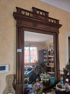 un grand miroir dans le coin d'une pièce