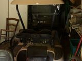 une photo d'un garage dans lequel se trouve une tondeuse à gazon