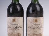 deux bouteilles de vin posées l'une à côté de l'autre sur une surface blanche