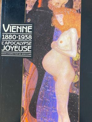 la couverture d'un livre sur laquelle figure le portrait d'une femme en robe bleue