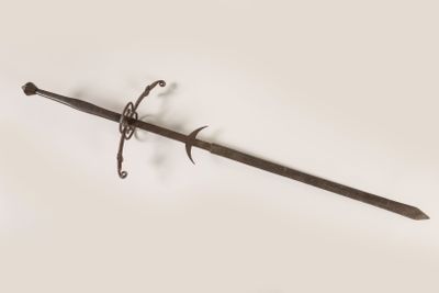 Epée à deux mains. Lame avec ricasso à crocs sur 33 cm puis … - Photo 1
