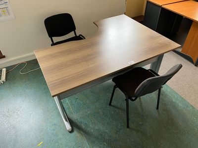 Bureau à dessus en mélaminé clair gris-brun, 2 chaises visit…