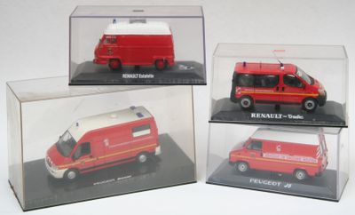 trois modèles d'ambulances rouges et blanches dans des boîtes transparentes