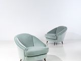 deux chaises et une table dans une pièce aux murs blancs