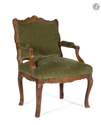 une image représentant une chaise dont l'assise est recouverte de tissu vert