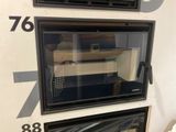 un micro-ondes encastré dans un mur