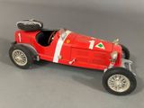 une petite voiture rouge posée sur une table